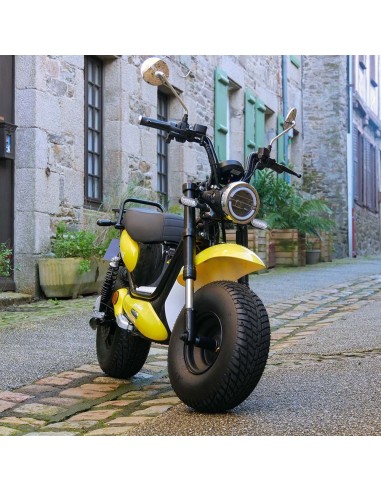 Scooter électrique easy-Watts e-bonsaï coco jaune trois quarts avant droti extérieur
