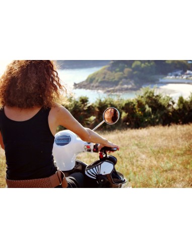 Un style rétro pour l'été avec le scooter électrique e-swan blanc