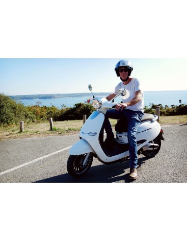Scooter électrique e-swan idéal pour une sortie en été